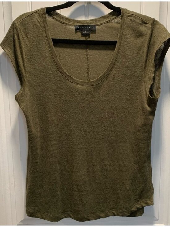 Tops - Green top. Scoop neck t shirt. Lightweight.